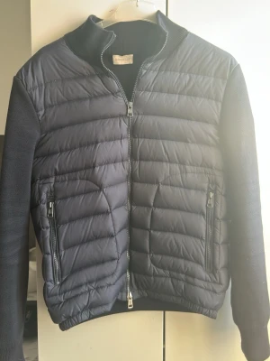 Moncler Cardigan  - Hej, säljer min Moncler cardigan i Mörklblå, den har använts några gånger men är fel fri. Stl M men de är ganska små i Stl. Finns inget kvitto därefter priset! Hör av er vid frågor😁💯