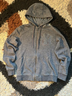 One of One made Zip Up - One of one remade Hoodie  Säljer denna mörkgrå zip up som originellt är från Lyle & Scott. Sydde om och la till extra detaljer som man kan se på bilderna. Vid fler frågor hör av er!   Storlek: M men sitter mer som S/Xs   Kondition: 8/10😁  Fraktar samma dag eller dagen efter!💯✅  swag rap streetwear baggy vintage skate hiphop y2k affliction archive underground avant garde japan style OG 2000s flared washed affliction jeans drip oldmoney denim  