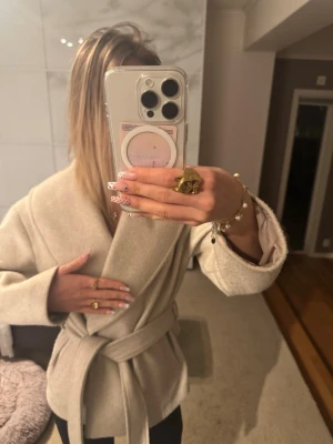 Beige kappa med knytskärp från vero moda - Beige kappa från vero moda som inte används💕