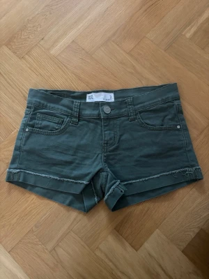 Gröna jeansshorts - Sjukt snygga med tyvärr lite tighta på mig. Inga defekter!