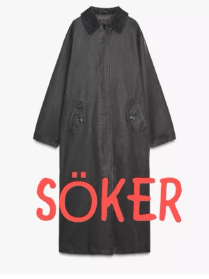 Trenchcoat med vaxad look från Zara - SÖKER Stilren gråblå lång Trenchcoat med vaxad look Från Zara. M/L