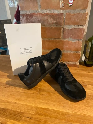 Maison Margiela - Maison margiela gats. Aldrig använda, storlek 44, endast testade en gång inomhus. Box medföljer och skorna skickas snabbt!