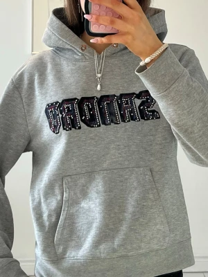 Sandro hoodie  - As snygg hoodie från Sandro ❤️❤️ köpt för 2 400 på NK. OPS nåra stenar på Sandro märket har åkt av men inget jag tänker på 🥰