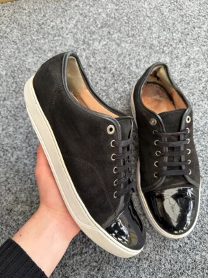 Lanvin uk10 svart - Säljer dessa sjukt feta svarta lanvins! Size uk10 motsvarar 44-45 innersula 29,5cm! Skick 6/10 slitna hälar och slitet undertill. Box, dustbag ingår! Nypris 5000kr! Hör av dig vid intresse 🤩pris;1500kr