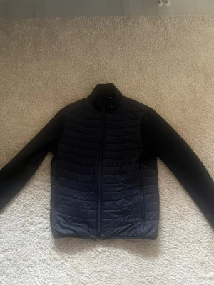 J. Lindeberg cardiganjacka - Säljer nu denna tvär feta j lindeberg cardiganen! Använd Max 1 gång, skicket är super bra, inga defekter, inte urtvättad. Skickas samma dag som köpes !!!