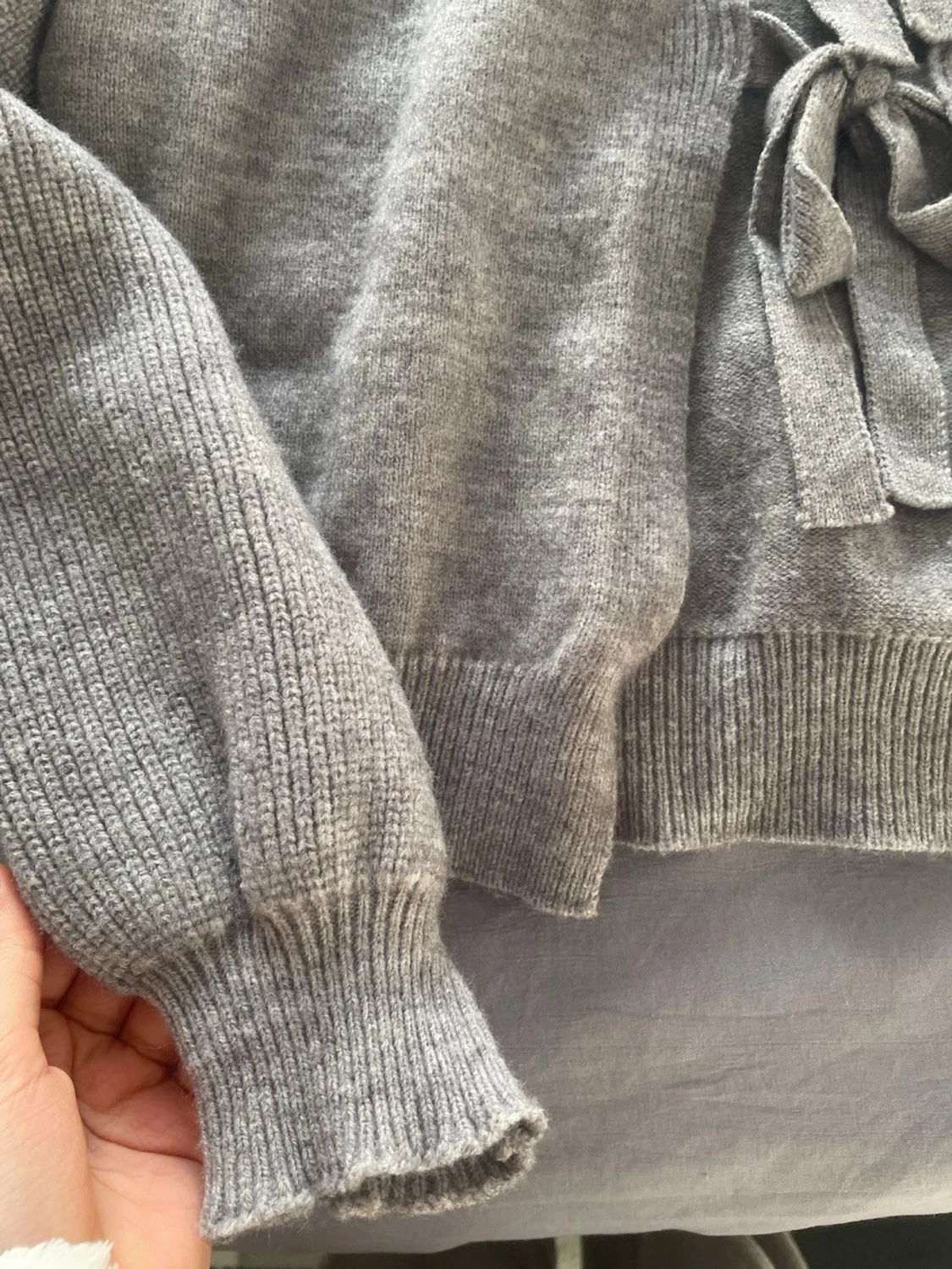 Grå stickad kofta med knytband - 2