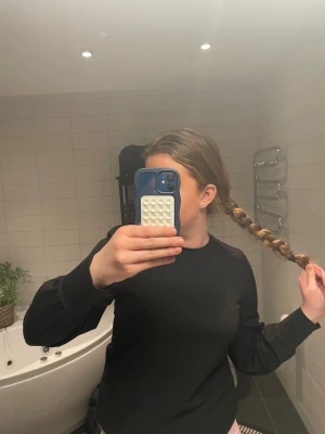 Svart långärmad blus från Object - Säljer en svart långärmad blus från Object i storlek M. Blusen har rund halsringning och diskreta puffärmar som ger en snygg siluett. Materialet känns mjukt och har en lätt glans. Perfekt till jeans eller kjol för en clean look. Sitter lite tajtare runt handleden🙃