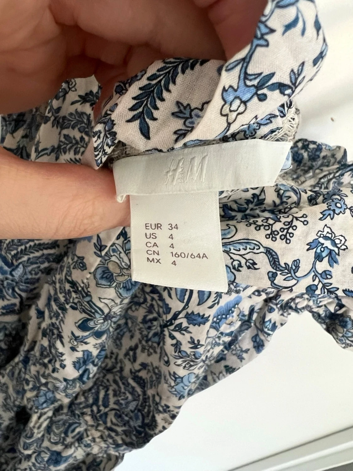 Blommig blåvit jumpsuit med knytband - 2