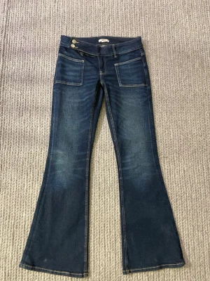 Mörkblå bootcut jeans y2k stil🦋 - Snygga mörkblå bootcut jeans med coola framfickor. De sitter jättefint på och har en lite Y2K/vintage vibe. Stretchiga och bekväma så de formar kroppen fint. SE BILD 4&5 FÖR SMÅ DEFEKTER‼️