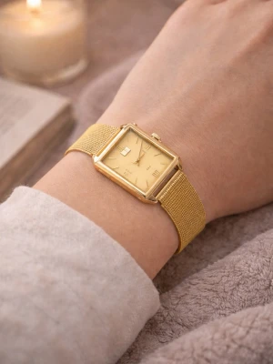 Guldig fyrkantig klocka i mesh - Stilren klocka med fyrkantigt guldigt ur och matchande mesh-armband. Klassisk design med romerska siffror på urtavlan och minimalistisk look. Perfekt accessoar för dig som gillar en elegant och modern stil.