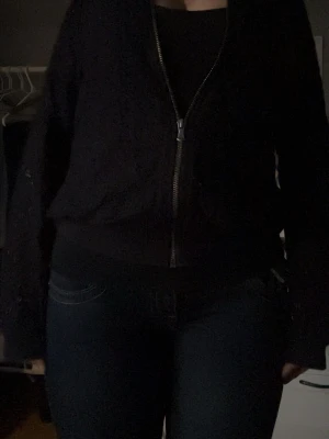 Svart spets bomberjacka - Säljer en svart bomberjacka med spetsdetaljer och dragkedja framtill. Jackan har ribbade muddar vid ärmslut och midja, vilket ger en klassisk bomberlook. Perfekt för dig som vill ha en unik twist på en annars enkel jacka.