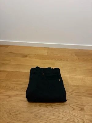 Levis 501 - Säljer ett par klassiska Levi’s 501 i storlek W31 / L32. Mörk tvätt som passar till det mesta och en tidlös modell med rak passform. • Märke: Levi’s • Modell: 501 • Storlek: W31 / L32 Jeansen är i fint skick och har den ikoniska 501-looken. Perfekta vardagsjeans som aldrig går ur stil. Skriv vid frågor eller intresse! 🙂