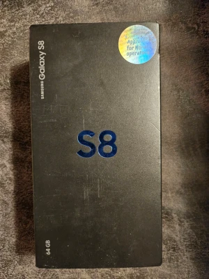 Samsung Galaxy S8 64GB svart - Samsung Galaxy S8 med 64 GB lagringsutrymme. Telefonen har en elegant design och en skarp skärm. Den är utrustad med en kamera som tar tydliga bilder och har funktioner för att optimera enhetens prestanda. Fullt fungerande men en spricka i ena hörnet, se bild. En liten ikon fastbränd i display ser det ut som om man tittar noga. Försökt få med på bild. Annars fin lite repig, eftersom den e använd flitigt. Självklart återställd. Skickas i sin kartong men utan andra tillbehör.