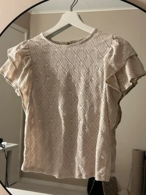 Beige blus med volangärmar - Super gullig beige blus från Lindex storlek xs!💕