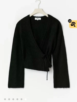 stickad omlott tröja  - snygg omlott tröja med prislapp kvar från gina tricot, org pris 399kr men slutsåld både på hemsidan och i butik💗