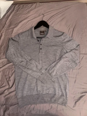 Grå merinoullströja Oscar Jacobson - Snygg grå stickad tröja från Oscar Jacobson. Skick 9/10 använd ett fåtal gånger. Ny pris ungefär 2000. Mitt pris 449kr. Skriv om ni har några frågor och pris kan förhandlas vid snabbt köp