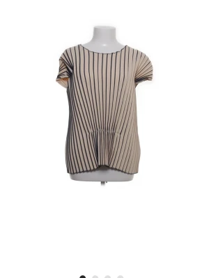 Beige topp med mörkblå ränder - Snygg beige topp med mörkblå vertikala ränder och korta ärmar. Toppen har en lös passform och ett unikt veck framtill som ger en cool siluett. Perfekt till jeans eller kjol för en trendig look. Passar mig jätte bra som är storlek XS/S