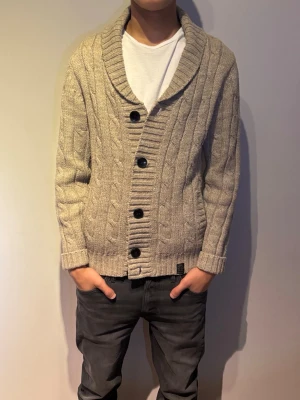 Stickad Kofta - En riktigt snygg stickad kofta i väldigt bra skick. Denna kofta är i storlek S och sitter väldigt bra.                                                                         🚨priset är ej hugget i sten så kom gärna med prisförslag och frågor