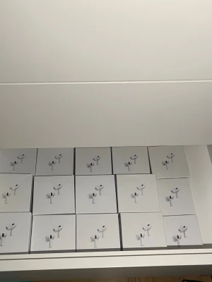 AirPods Pro  - 1:1or🎧 AirPods-känslan utan AirPods-priset! ✅ Samma design & ljud ✅ Fungerar med iPhone & Android 📦 Skickas inom 24h – hemma på 1–3 dagar! 🔁 Inte nöjd? Enkla returer! (Kommer såklart oöppna och nya)