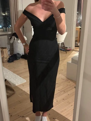 Svart klänning  - Svart klänning