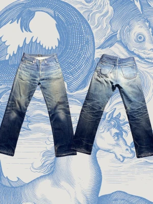 Selvedge Jeans - Säljer ett par riktigt snygga A.P.C. jeans med en grym, fräsch fade. De har haft lite heelbite men det är snyggt lagat. Passformen är rak och jeansen sitter riktigt bra.  Mått: • Midja rakt över: 37 cm • Ytterbenslängd: 101 cm  Hör av dig om du vill ha fler bilder!