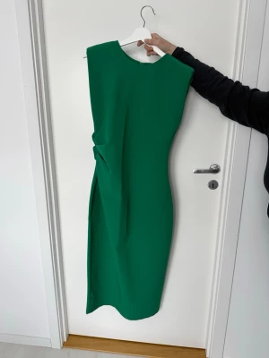 Grön klänning från Zara - Grön klänning från Zara i storlek M/L