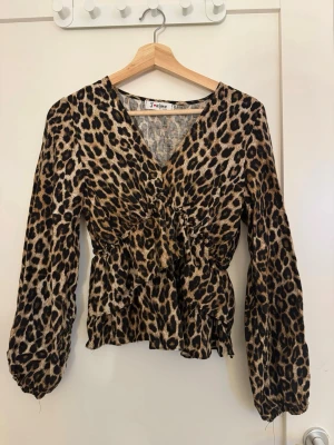 Leopardmönstrad blus - superfin volangtröja med leopardmönster! knappast använd💘