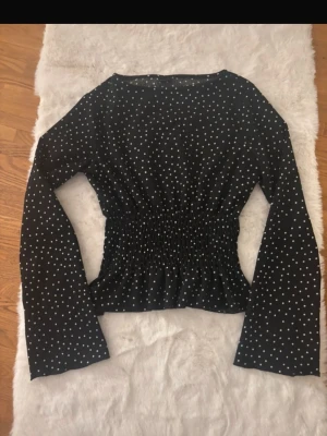 Prickig topp Gina❣️ - Säljer denna superfina topp från Gina, superbra skick, passar mig som vanligtvis har s🩷hör av er för fler frågor eller bilder🥰