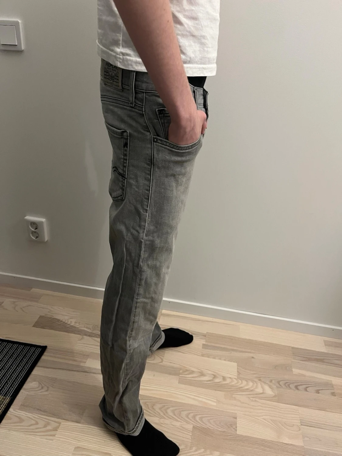 Grå raka jeans med slitningar - 1