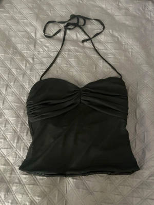 Svart halterneck topp Nelly - Aldrig använd bara testad, storlek S 