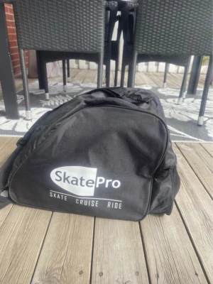 Svart ryggsäck från SkatePro - Vita rullskridskor i super fint skick. Dom har endast körts inomhus men går lika bra utomhus. Skosnöre saknas på ena men går lätt att hitta billigt.  Stl: 39,5  Nypris: 1250kr Mitt pris: 600kr  Rullskridsko väska i super fint skick. Stort utrymme för både rullskridskor och skydd. Mobilficka på framsidan och större nätficka på baksidan. Inga skador eller liknande.  Nypris: 349kr Mitt pris: 200kr  Paketpris: 700kr Kan fraktas vid behov men köpare betalar frakt.  Har massa skydd som man kan få med 