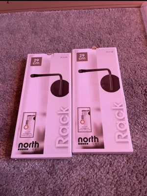 Lamphållare Rack 29 cm från Northlight - Två stycken svarta lamphållare från Northlight, modell Rack, 29 cm långa. Perfekta för att hänga upp lampor eller dekorationer. Snygg och enkel design i metall som passar i många olika rum.