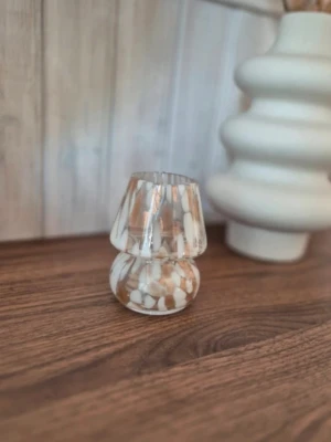 Mönstrad svamp ljuslykta – oanvänd & unik inredningsdetalj - Vacker svampformad ljuslykta i glas med dekorativt mönster i mjuka, naturliga toner. Ger ett varmt & stämningsfullt sken när ljuset är tänt & blir samtidigt en stilren inredningsdetalj även när den inte används. Inköpt secondhand för ca 299kr! FÖRST TILL KVARN! SISTA CHANSEN!