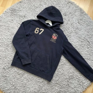 Ralph Lauren hoodie  - Säljer en skön Raffe Hoodie med lite vintage känsla! | Den är i mycket fint skick utan defekter! | Storlek L borde kunna passa en lite större M också. Fixar gärna mått! | Ställ gärna frågor innan du köper!
