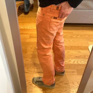 Orange raka jeans från 7 for all Mankind - W33. Sitter bra
