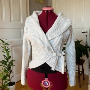 Vit stickad omlottkofta från Hampton Republic - Säljer denna skitsnygga & unika omlottkofta från hampton republic ! 💕