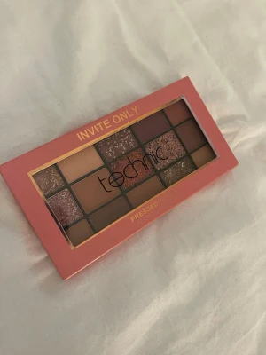 Technic Invite Only ögonskuggspalett - Snygg ögonskuggspalett från Technic med namnet Invite Only. Paletten innehåller flera nyanser i rosa, brunt, nude och glittrigt, både matta och skimrande färger. Förpackningen är rektangulär i rosa plast med genomskinligt lock och guldiga detaljer. Aldrig använd💞