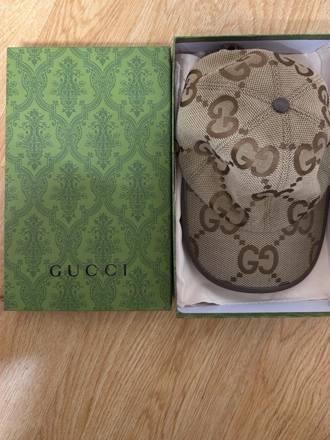 Beige keps med GG-mönster från Gucci