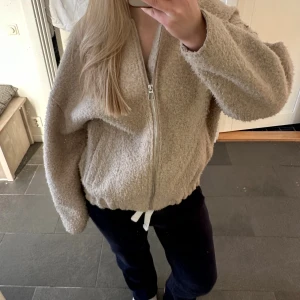 Bomberjacka från Zara - Beige/ krämvit bomberjacka från Zara, så snygg! Storlek xs-s men oversized så passar alla från xs-L ❣️