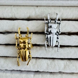 Utförsäljning  - Två coola ringar formade som skalbaggar, en i blankt guld och en i silver. Säljs tillsammans eller separat. Justerbar ( styck pris)