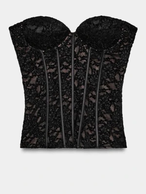 Korsett svart Zara  - Snygg svart korsett med genombruten spets och markerade byglar framtill. Axelbandslös modell med vadderade kupor för extra stöd och form. Materialet är en kombination av spets och mesh som ger en lyxig känsla.HELT NY MED LAPPEN KVAR