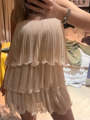 Volang klänning hm  - Populär skutsåld klänning från Hm i rosbeige färg, banden är 1cm upsydda men ingen stor skillnad, är ca 165 i referens (de är min kamera som är fläckig och inte klänningen) 