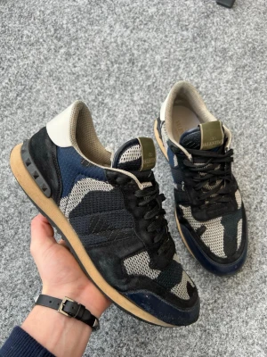 Valentino rockrunners  - Säljer nu dessa sjukt feta valentino rockrunners (vinterns fetaste sko)! Det är en sjukt fet colourway som dessutom är extremt sällsynt och eftertraktad. Size 43-44(innersula 29cm) skick 8/10 finns en defekt (se bild) garanterad äktehet (525+nöjda kunder ✅) nypris ca 7000kr. Dustbag ingår! Hör av dig vid minsta fundering! Fraktar samma dag! Mvh 🤝🤩
