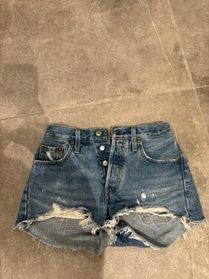 Levi’s jeansshorts  - Super snygga och sköna jeansshorts dock är dom försmå därför säljer jag dom.