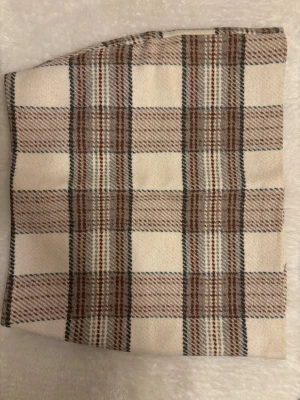 Gullig kjol - Kjol från H&M i bra skick bara testad innan. Den är inte för kort eller vid halva låren. 