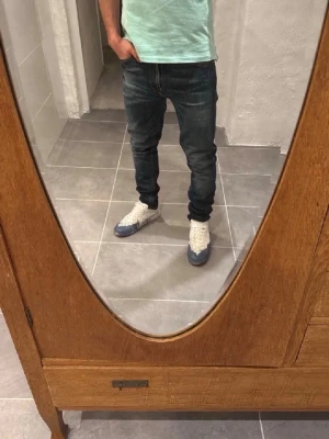 Nudie  jeans  - Ett par snygga byxor från nudie i storlek W28 L32 i modellen iron blue