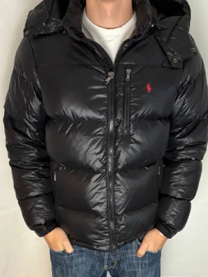 Ralph L jacka  - Säljer sonens jacka i storlek M, jackan är i fint skick och köpt för 2 vintrar sedan 