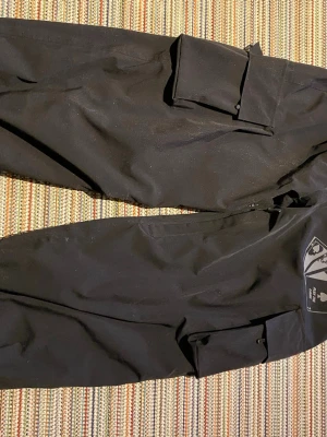 Wildcrd snow skidbyxor strl L - Säljer mina Wildcardsnow baggy skidbyxor i storlek L, knappt använda, jag köpte dom ny från Storbritannien en månad innan påsk typ, till det ganska dyr prislapp, knappt använda alls då då säsongen var kort. Kan gå ner lite i pris beronde på hur lätt du är att göra med!