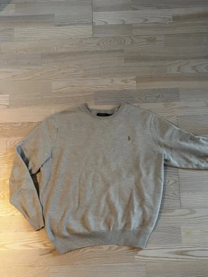 Ralph Lauren Polo Crewneck - Säljer nu denna stilrena Ralph Lauren polo Crewnecken  skick 10/10   Nypris 2399kr Mitt pris 899kr  Skicka vid minsta fundering!