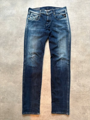 Replay anbass jeans - Säljer nu dessa riktigt snygga replay Anbass Jeans med snygg tvätt som design, skriv för fler bilder/frågorn 🙌🏼 Priset är inte spikat!